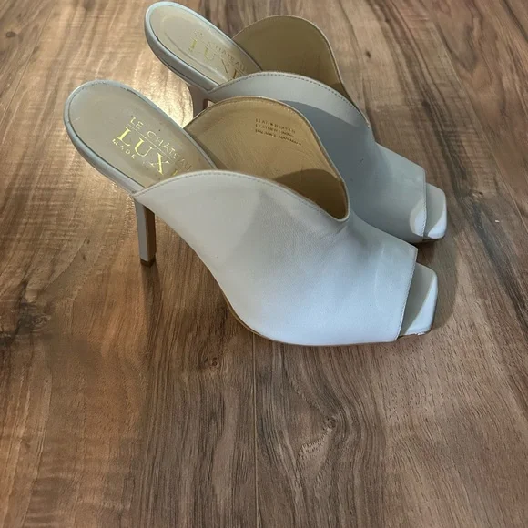 Le Chateau White Peep Toe Heels - Picture 1 of 3